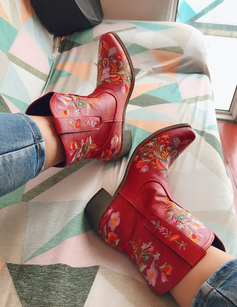 Bota Boho Modelo Texas com Bordados Floral 9